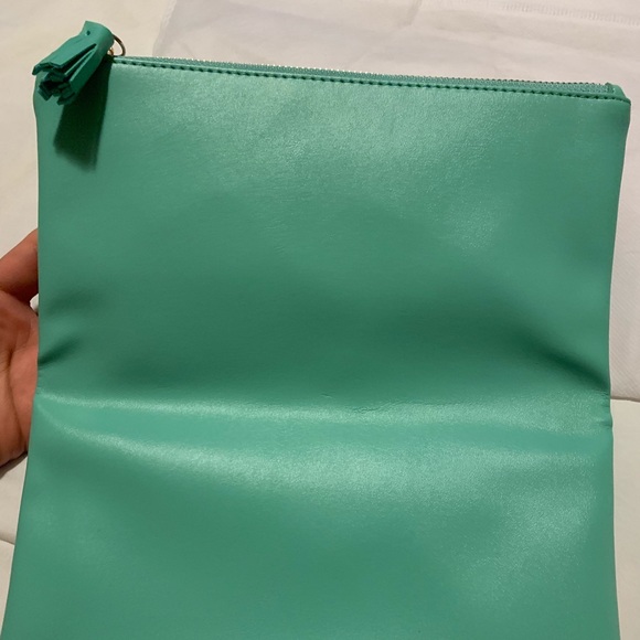 Stylish reversible clutch! - Picture 5 of 8